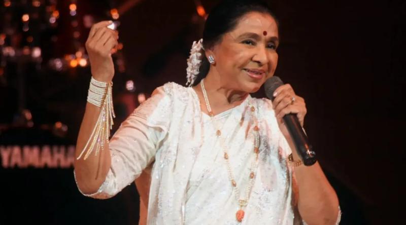 पाकिस्तान में आशा भोसले के गाने प्रसारित करने पर विवाद, चैनल को नोटिस जारी