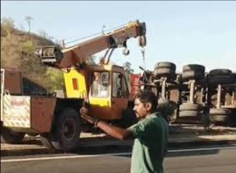 भीषण सड़क हादसा: ट्रक-ट्रेलर टक्कर में सास-दामाद की मौत, मासूम गंभीर